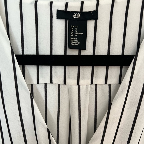 H&M Chiffon V Neck Blouse - Picture 2 of 8